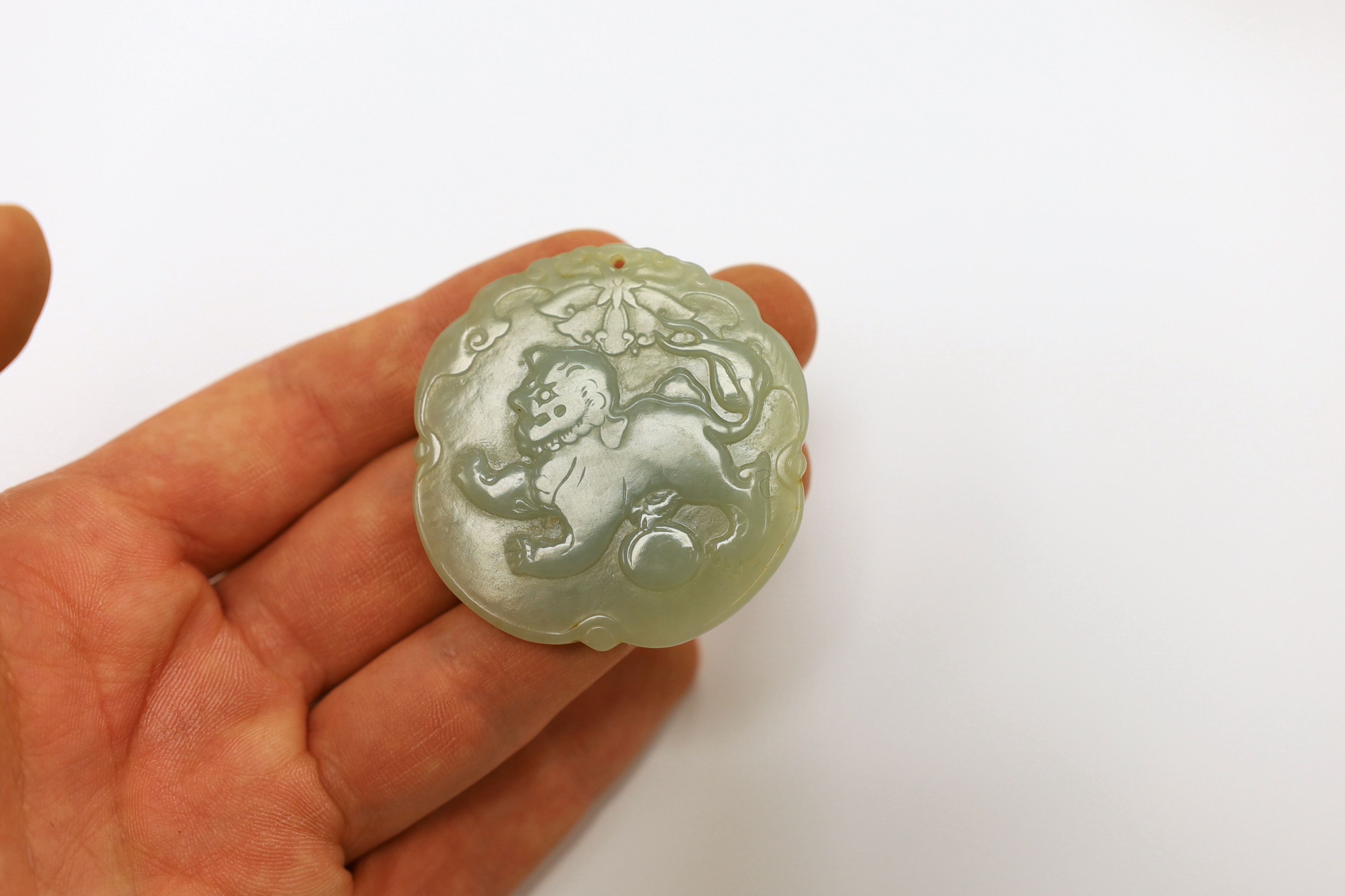 Two Chinese carved jade pendants, largest 6cm